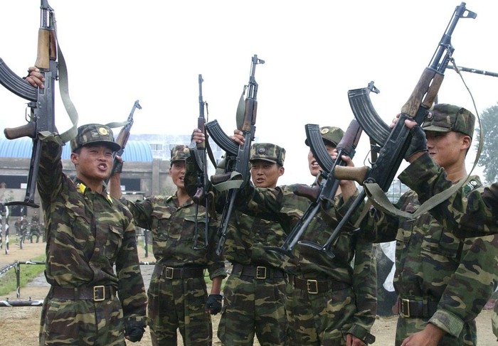 Các binh sỹ của lực lượng vệ binh Công - Nông Đỏ Triều Tiên trong một cuộc tập trận ở địa điểm bí mật - ảnh do KCNA cung cấp hôm 21/8/2012
